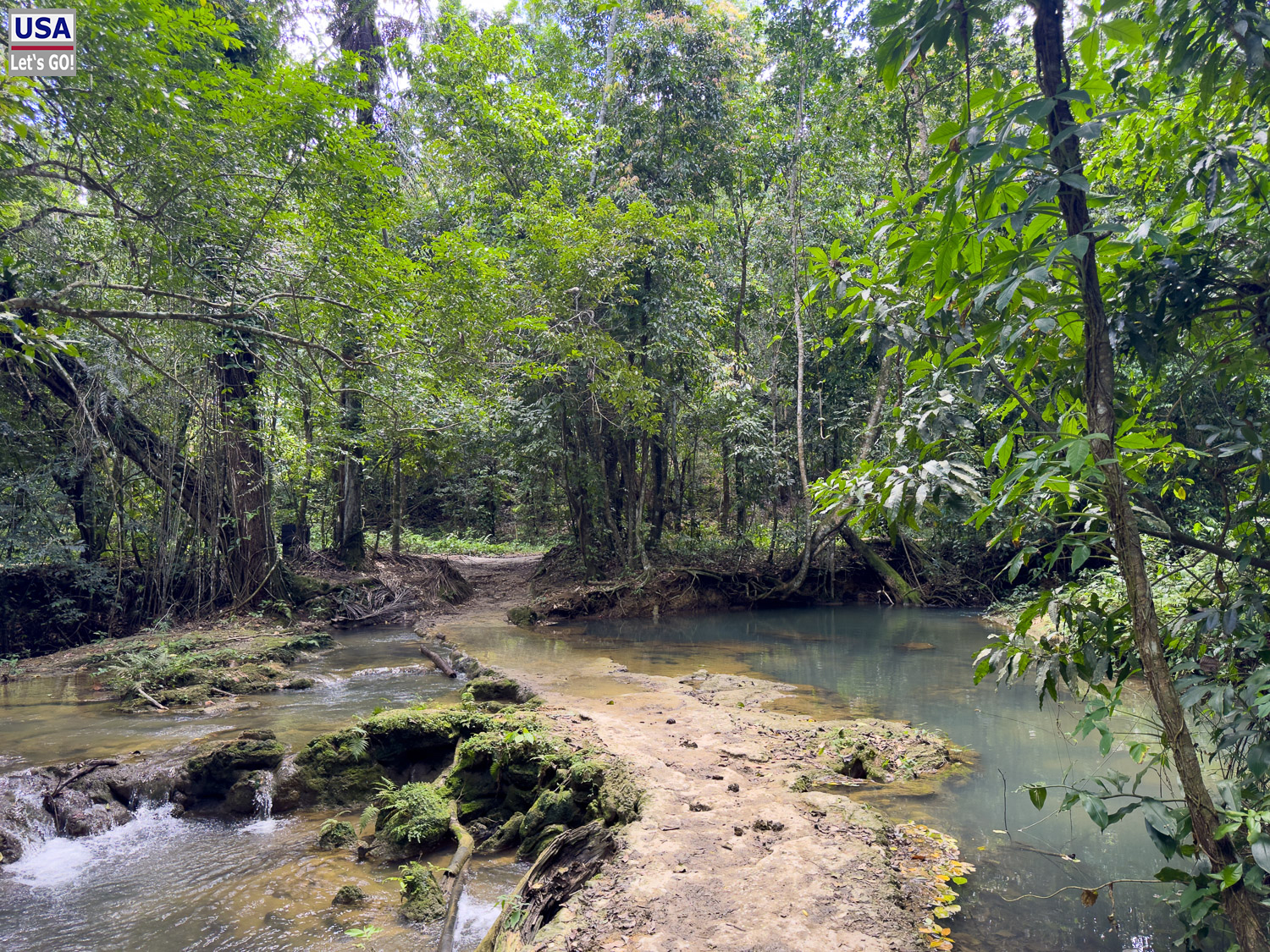 Flussquerung auf dem Weg zum El Lim&oacute;n Wasserfall