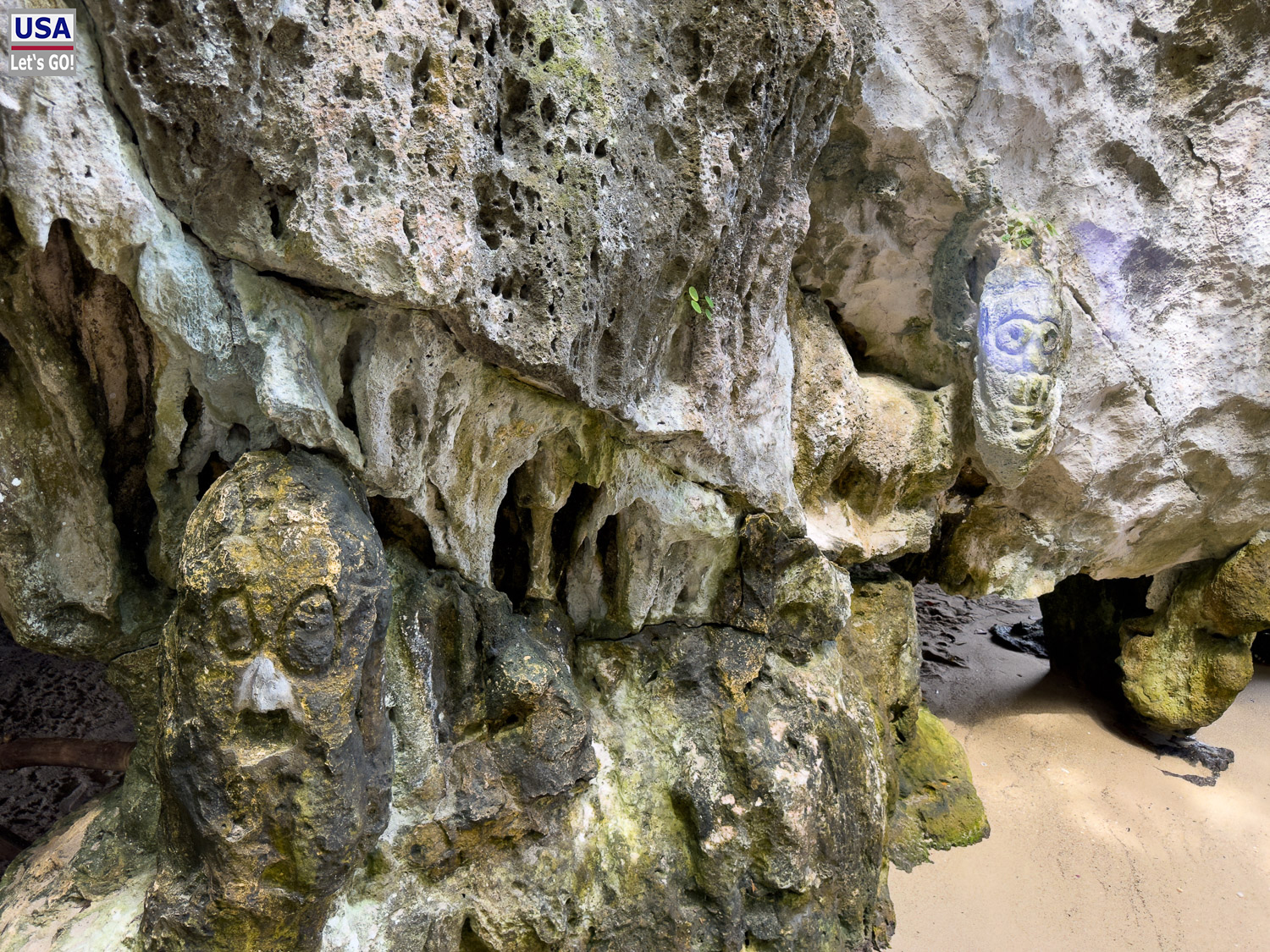 Felszeichnungen am Eingang der Cueva de la L&iacute;nea