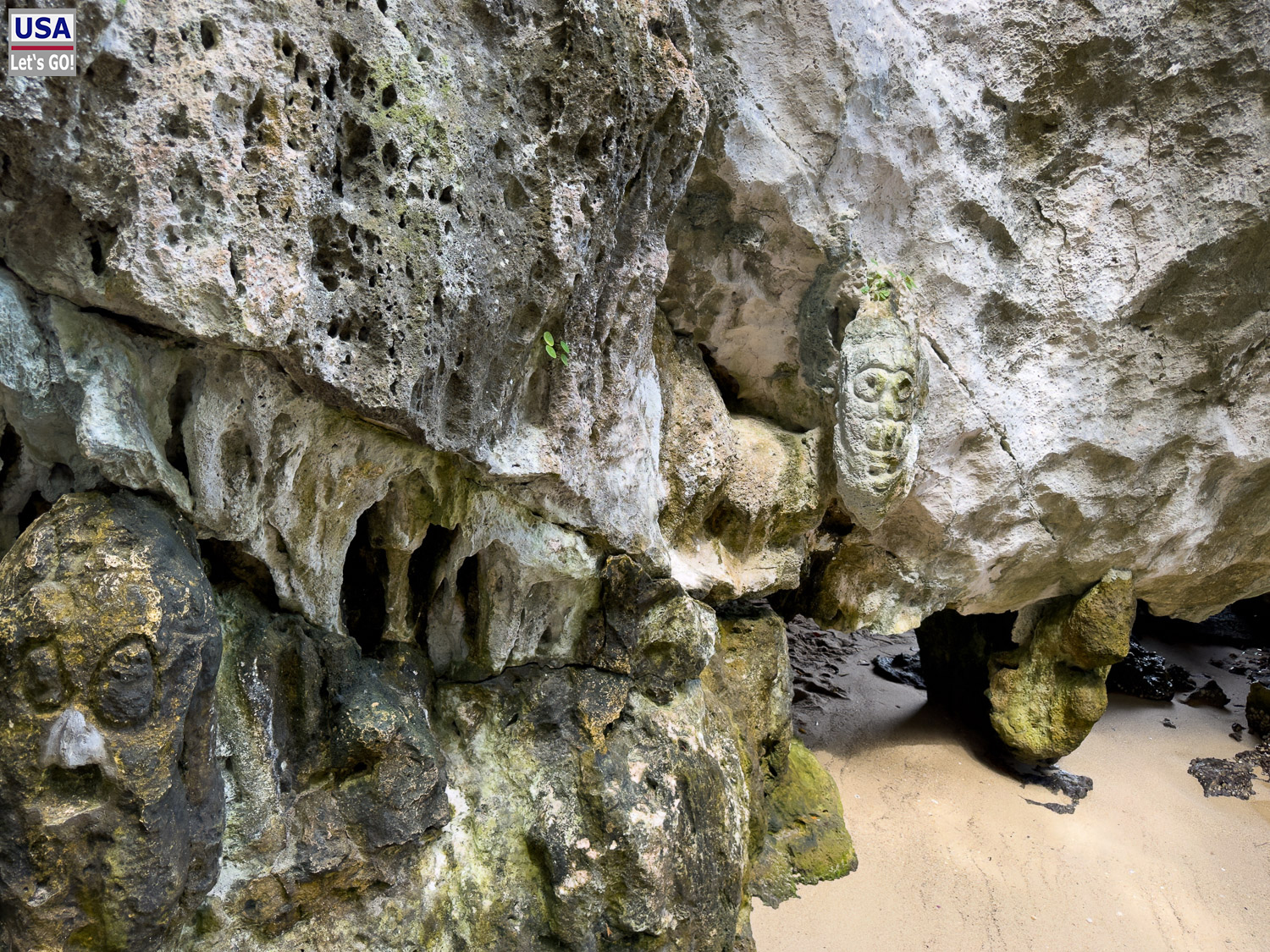 Felszeichnungen am Eingang der Cueva de la L&iacute;nea