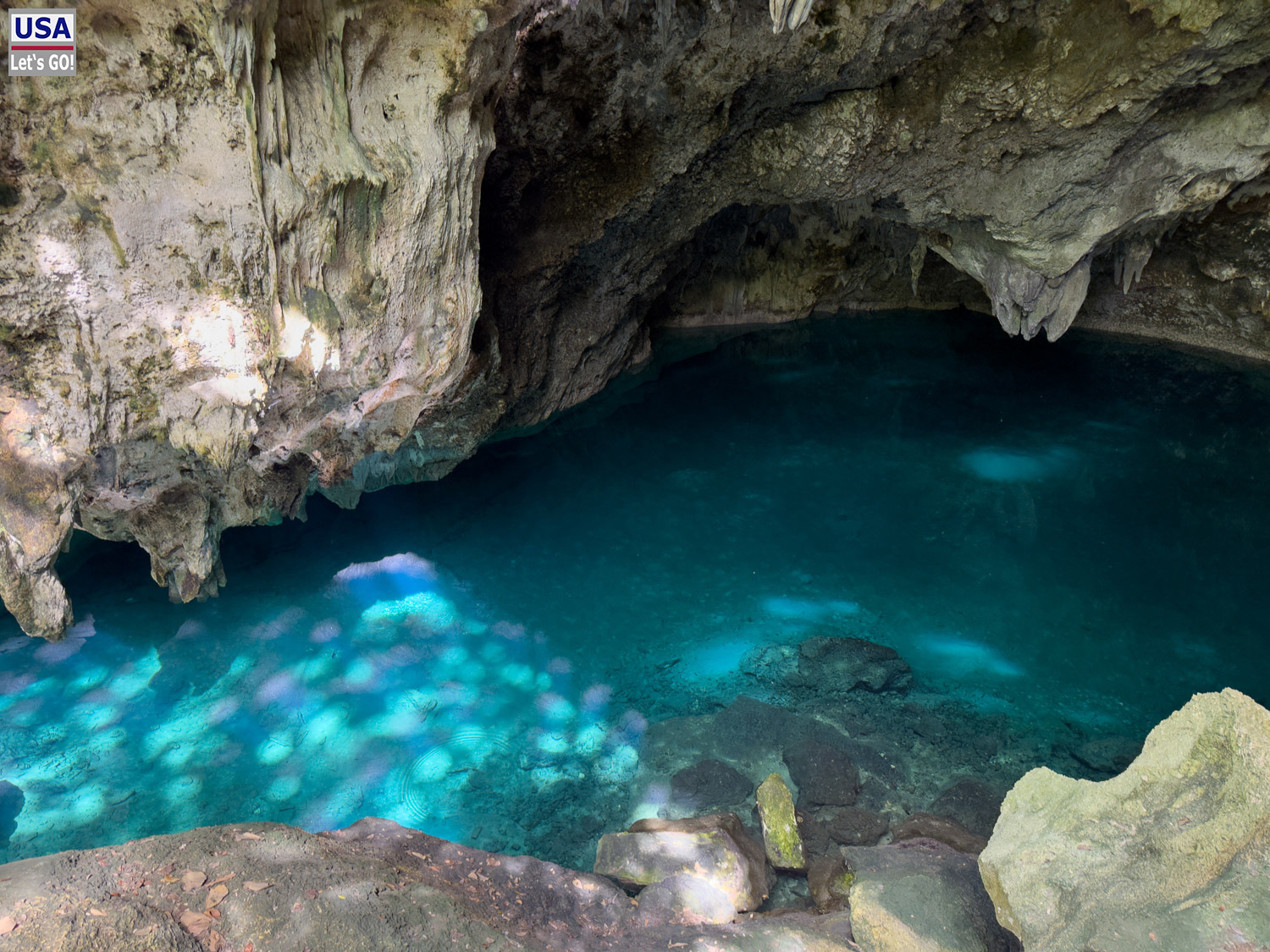 T&uuml;rkisfarbene Cenote im Los Tres Ojos, Santo Domingo
