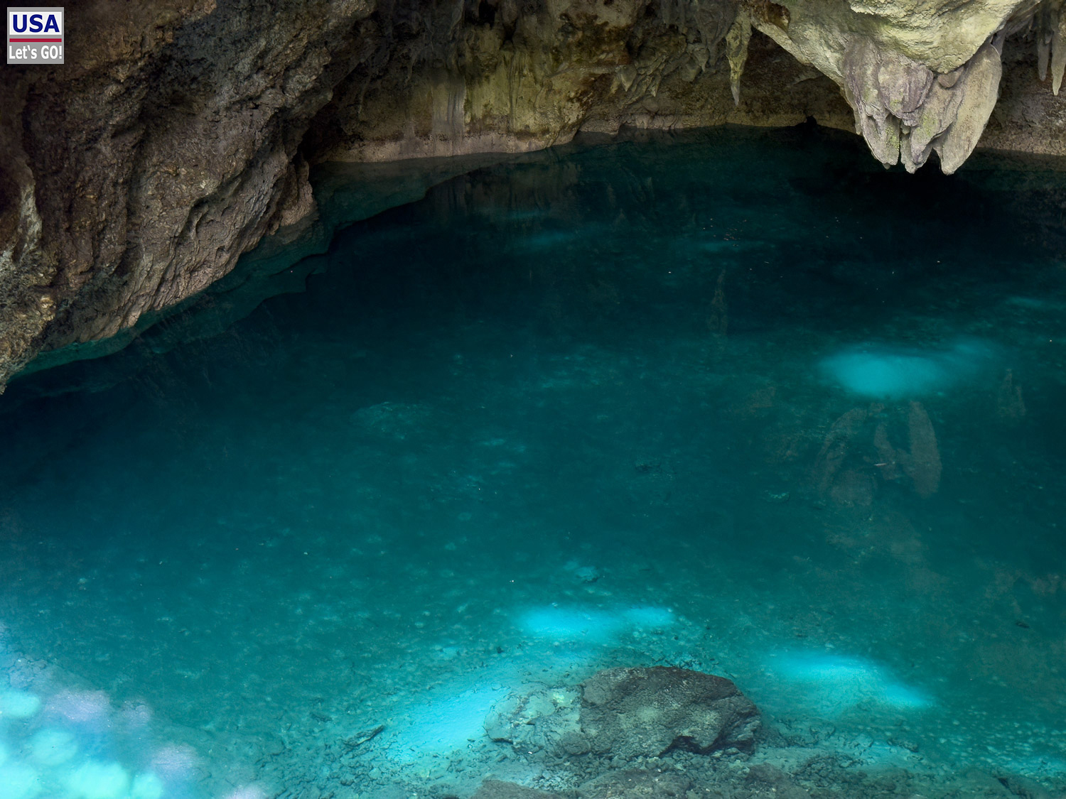 T&uuml;rkisfarbene Cenote im Los Tres Ojos, Santo Domingo
