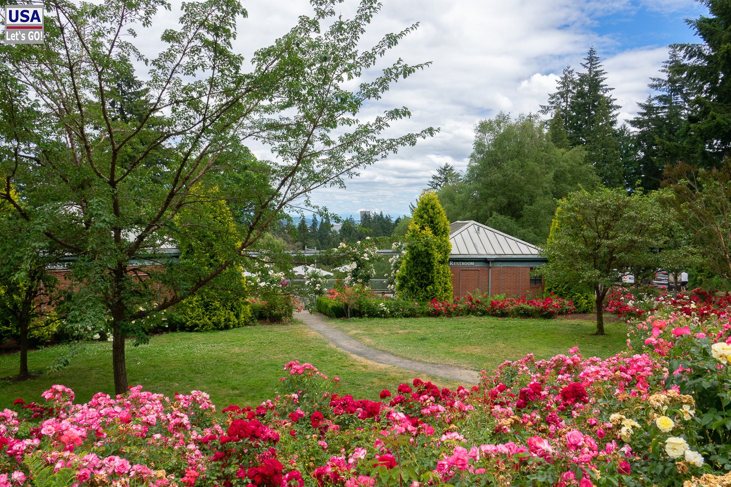 Beete mit roten und rosa Rosen und Rasenflächen im International Rose Test Garden