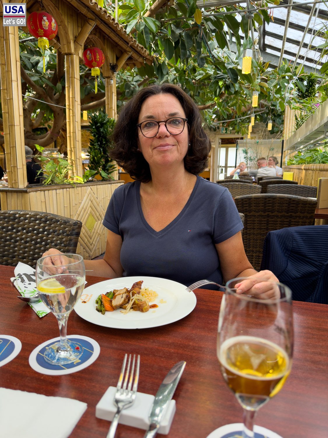 Anja beim Abendessen im Bambus-Restaurant im ehemaligen Gewächshaus