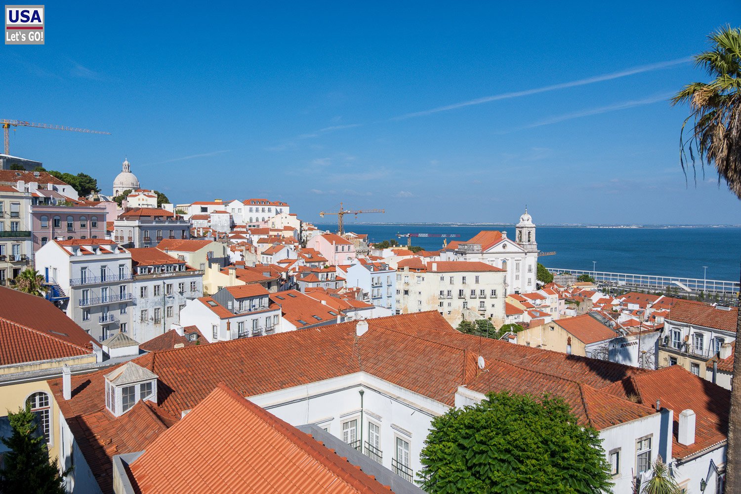 Blick vom Miradouro das Portas do Sol über die roten Dächer der Alfama zum Tejo