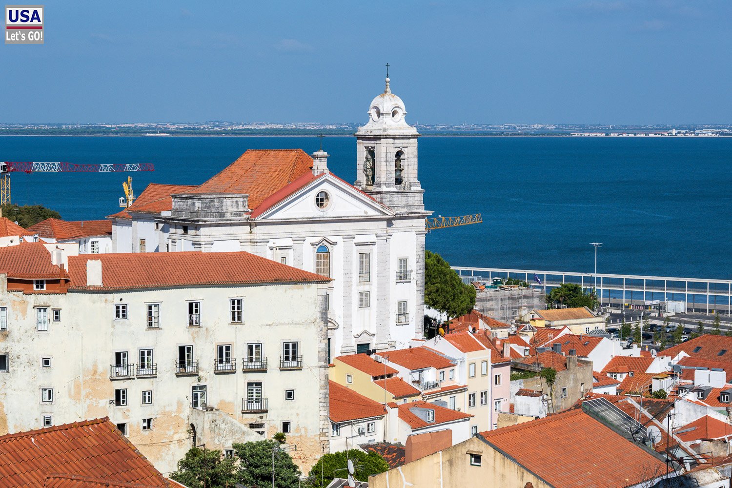 Kirche São Estêvão und die Dächer der Alfama vor dem Tejo