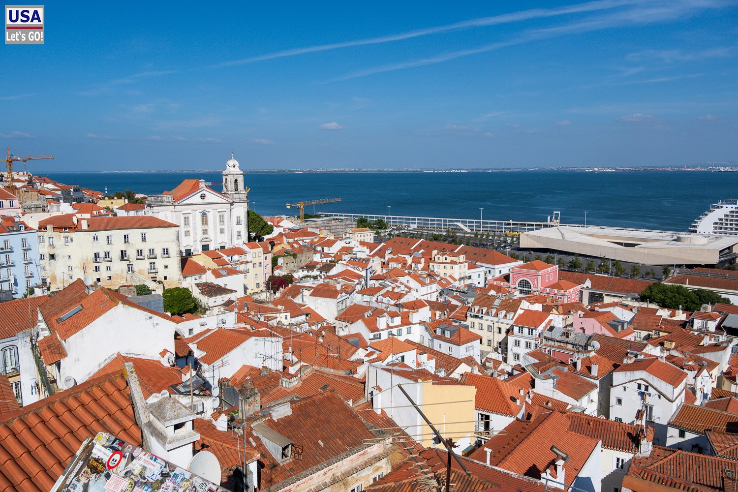 Dächer der Alfama und Cruise Terminal am Tejo vom Miradouro das Portas do Sol