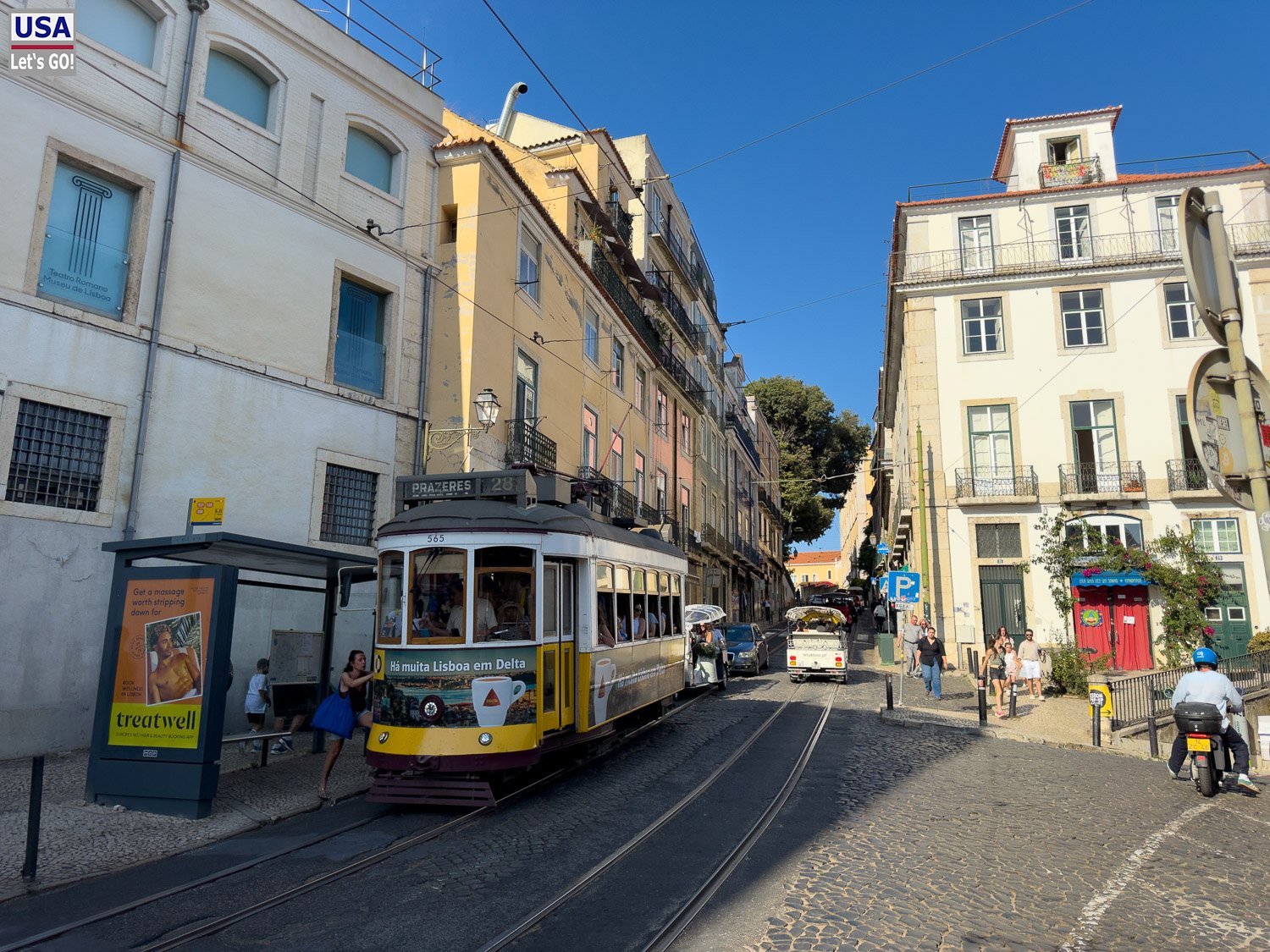 Gelbe Straßenbahn in einer Altstadtstraße unterhalb der Kathedrale