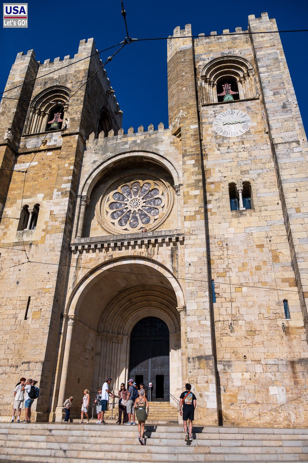 Westfassade der Kathedrale Sé von Lissabon mit ihren beiden Türmen