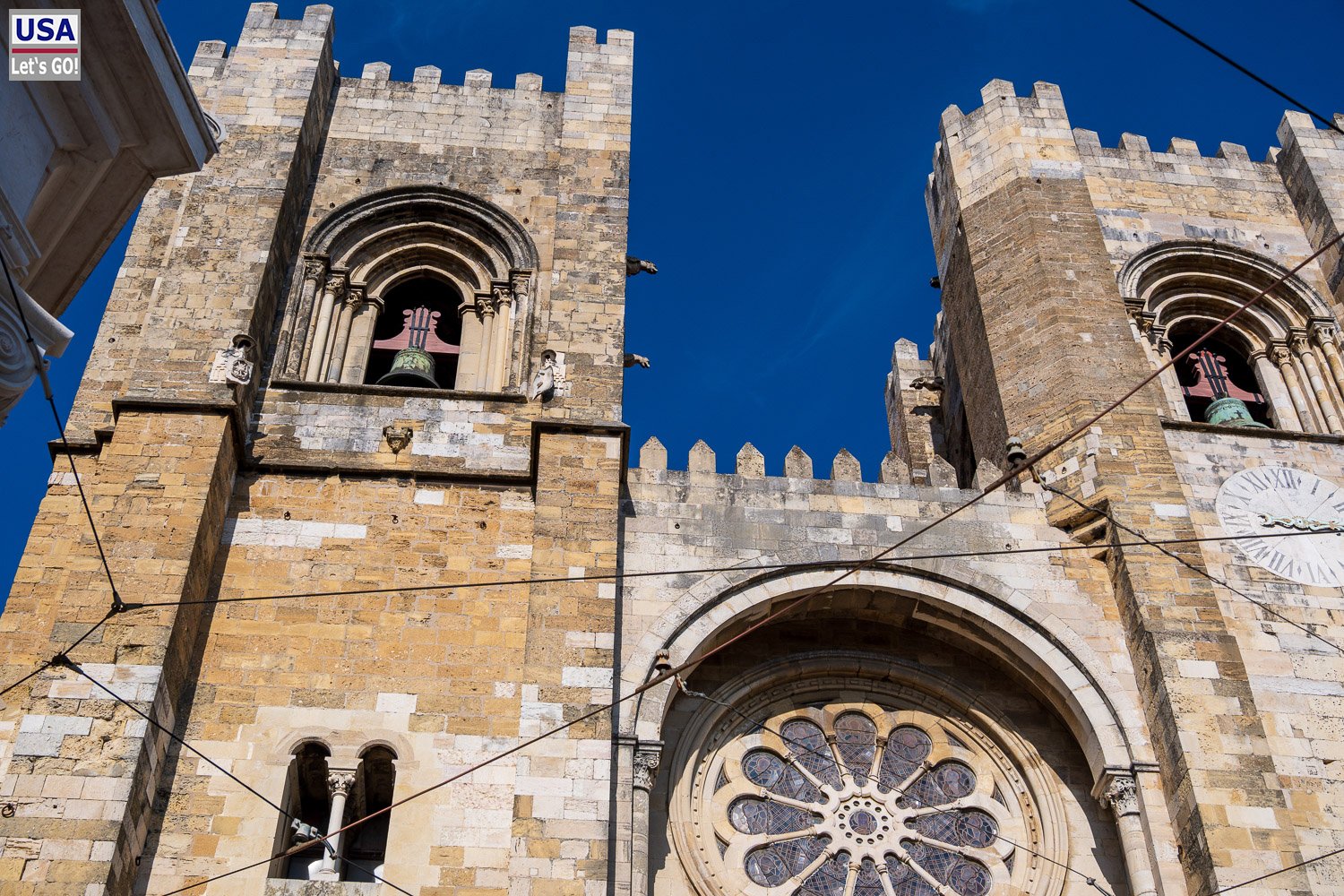 Türme und Rosettenfenster der Kathedrale Sé von Lissabon