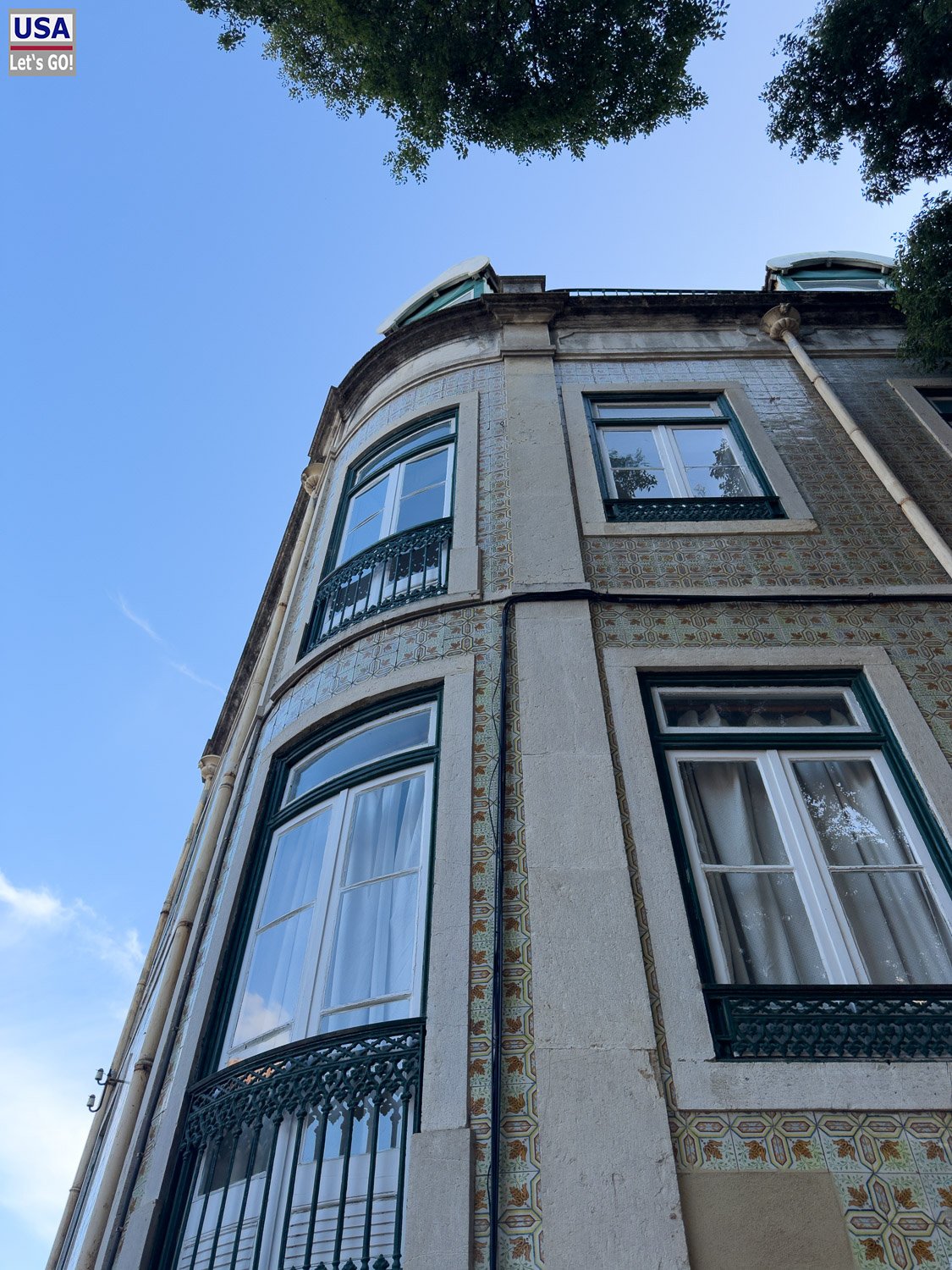 Abgerundete Hausecke mit Erkerfenstern in der Alfama