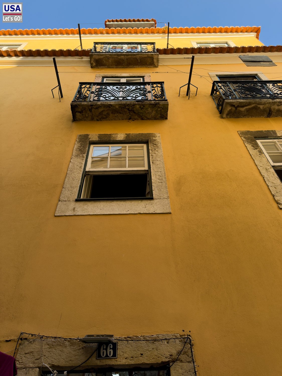 Ockergelbe Hausfassade mit Balkonen in der Alfama