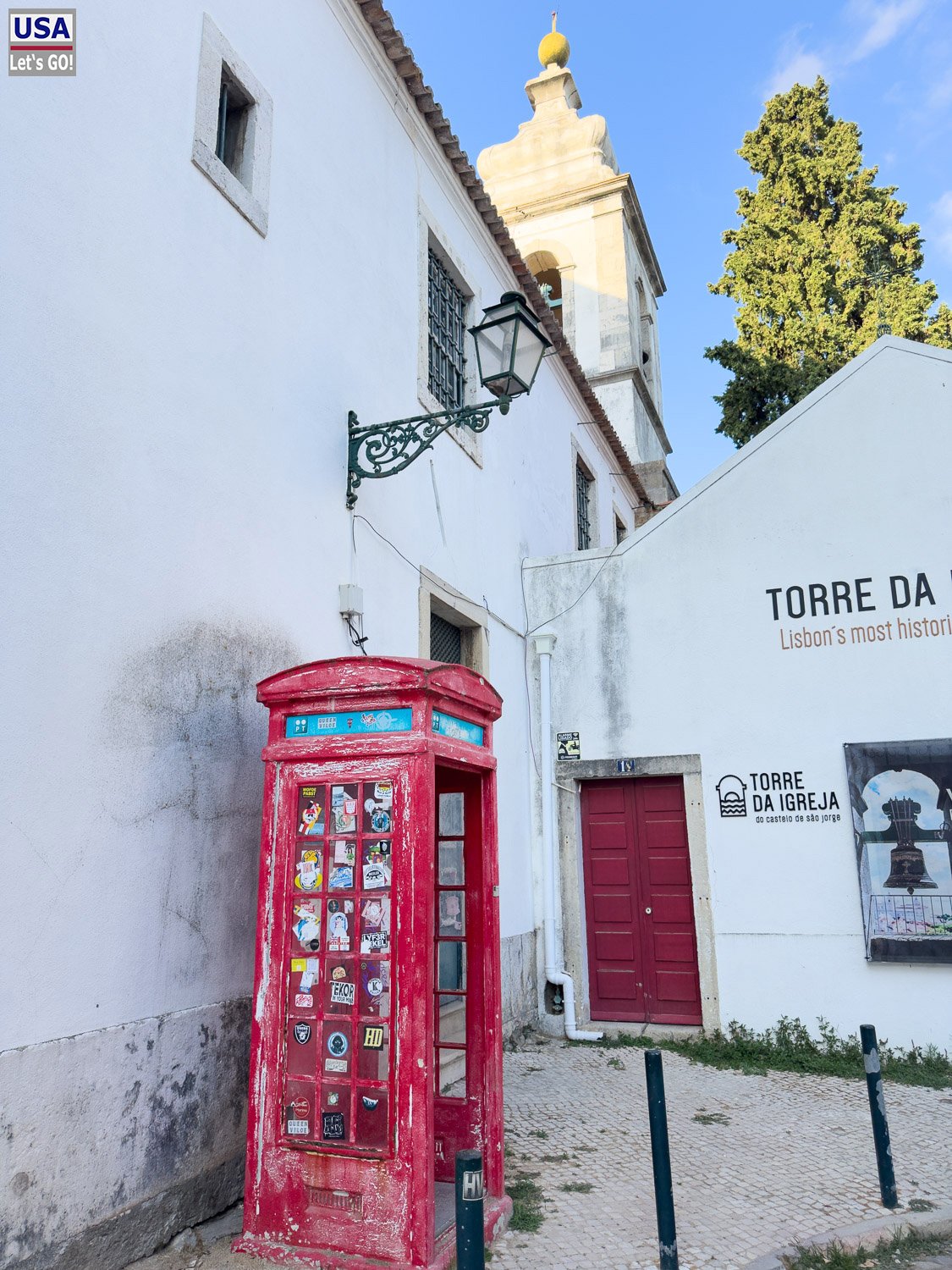Rote Telefonzelle vor dem Torre da Igreja in der Alfama
