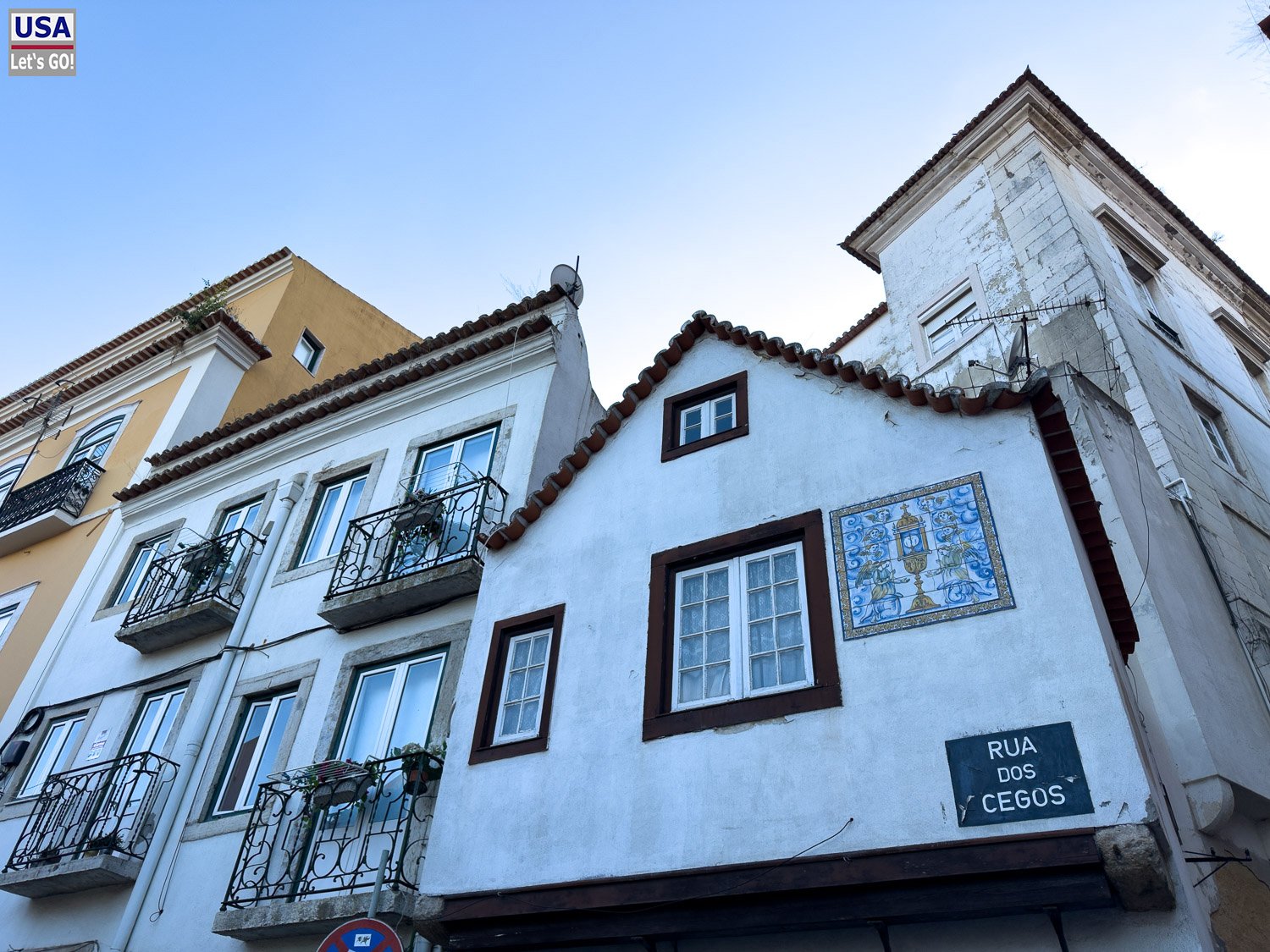 Weißes Haus mit Azulejo-Bild an der Rua dos Cegos