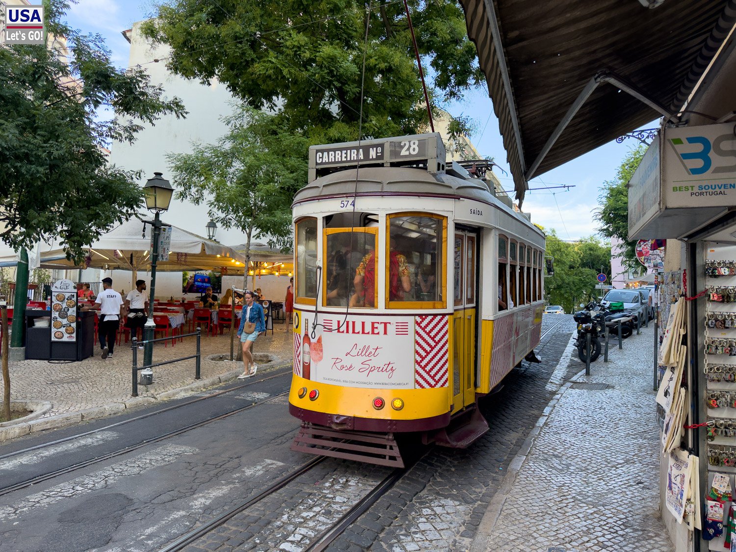 Straßenbahn der Linie 28 auf dem Weg durch die Alfama
