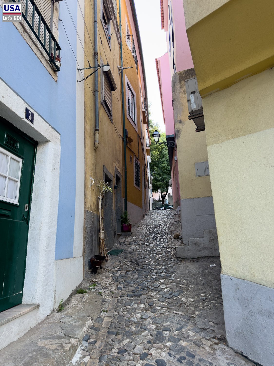 Schmale Gasse mit bunten Häusern in der Alfama