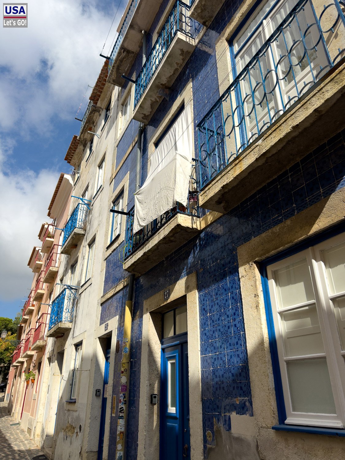 Hausfassade mit blauen Azulejos und Balkonen in der Alfama