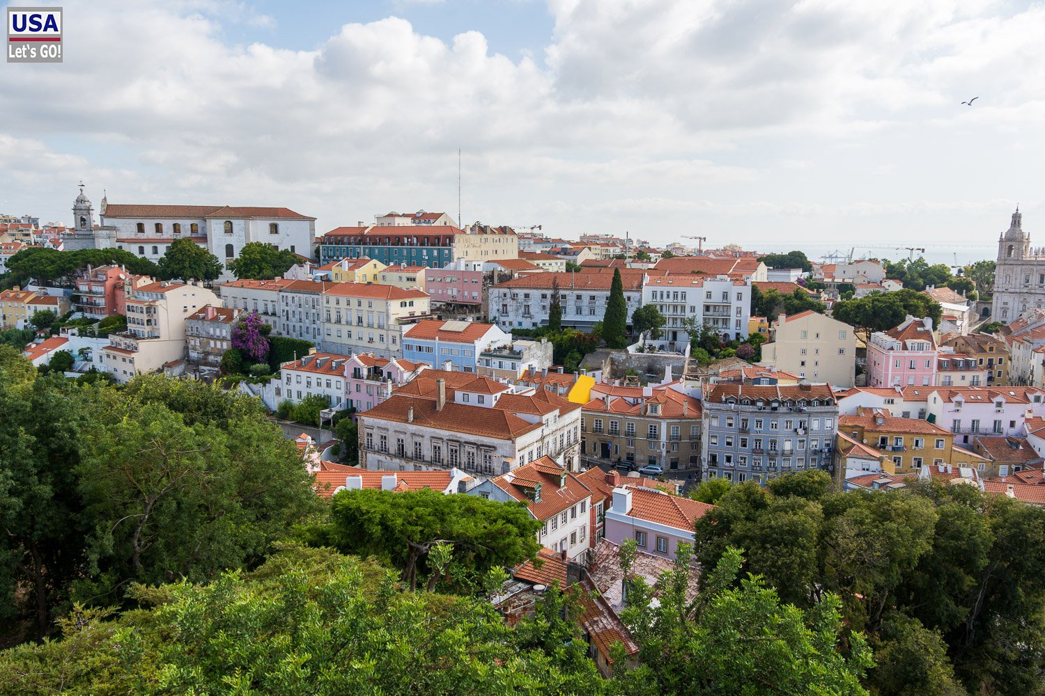 Blick vom Torre da Igreja über die Dächer von Lissabon