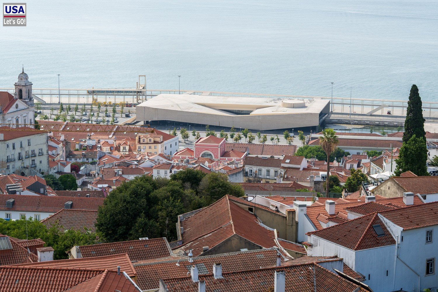 Dächer der Alfama und Cruise Terminal am Tejo vom Torre da Igreja