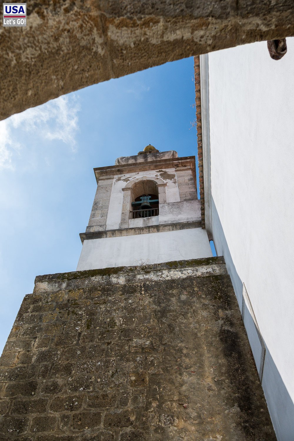 Glockenturm des Torre da Igreja von unten