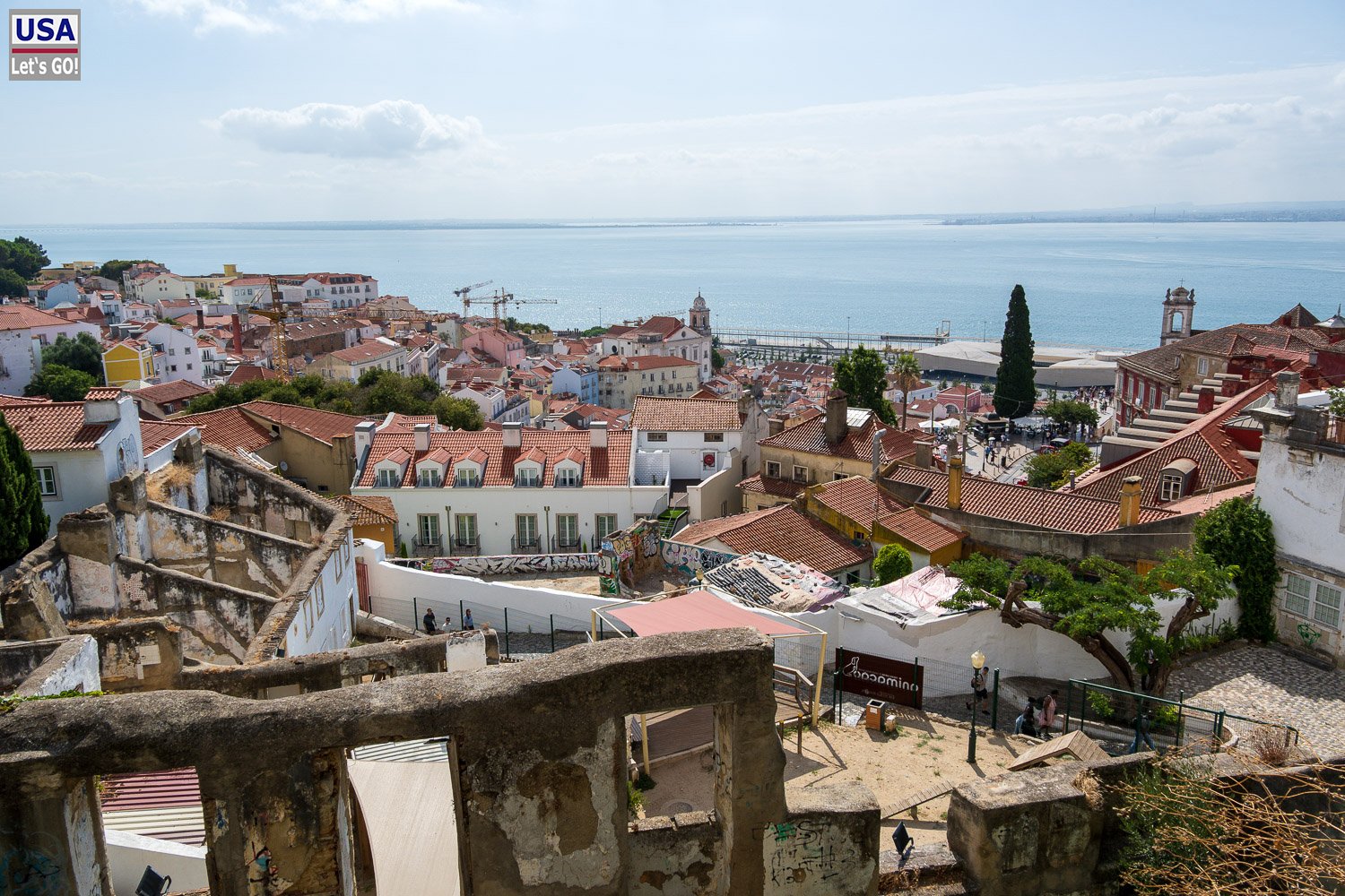 Dächer der Alfama und der Tejo vom Miradouro do Recolhimento