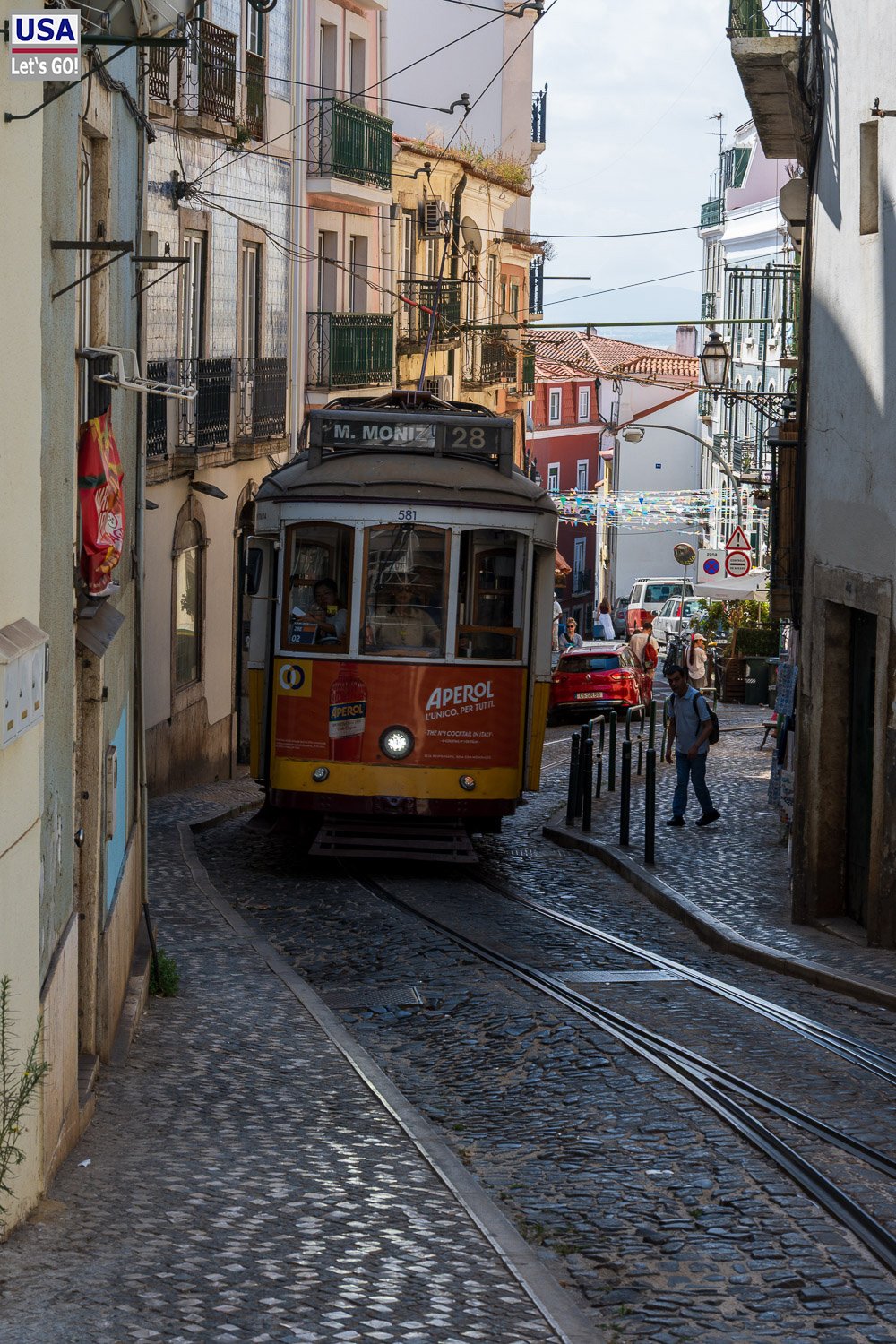 Straßenbahn in einer steilen Gasse nahe São Vicente