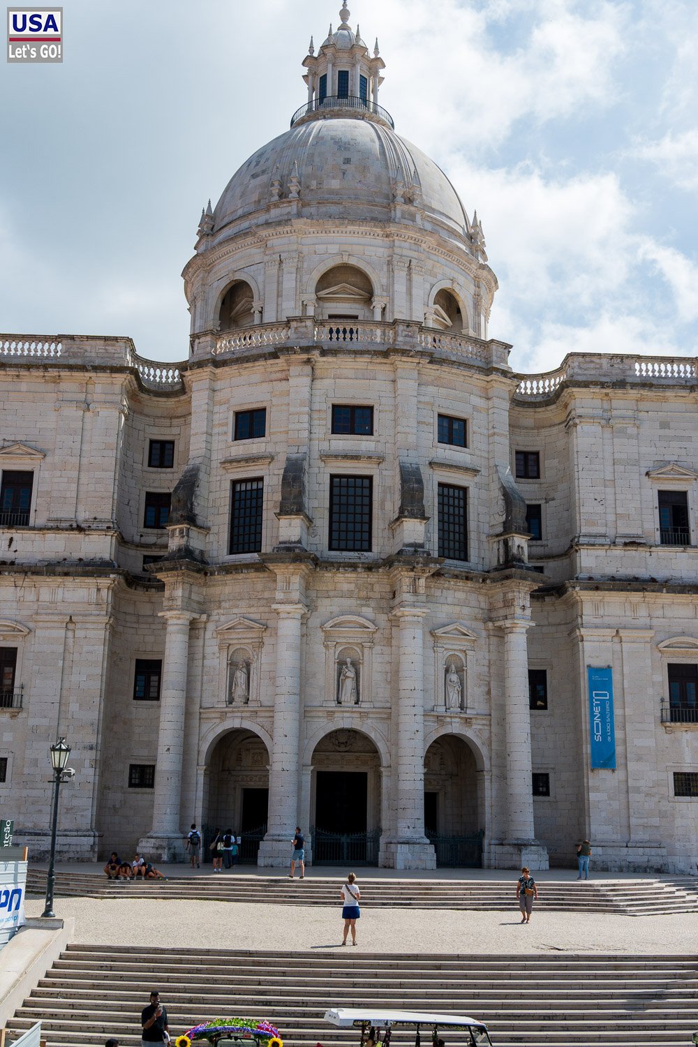 Panteão Nacional (Igreja de Santa Engrácia) mit Freitreppe
