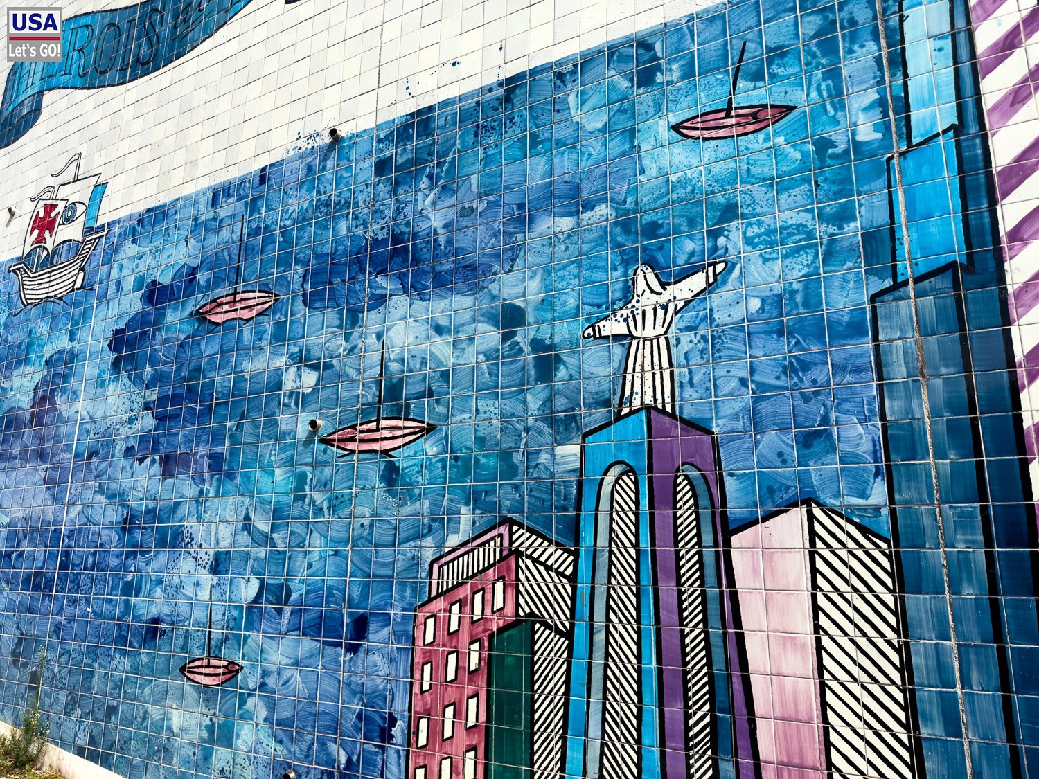 Azulejo-Mural mit Christusstatue und Hochhäusern