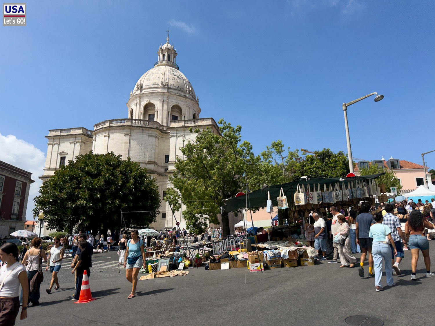 Flohmarkt Feira da Ladra vor dem Panteão Nacional