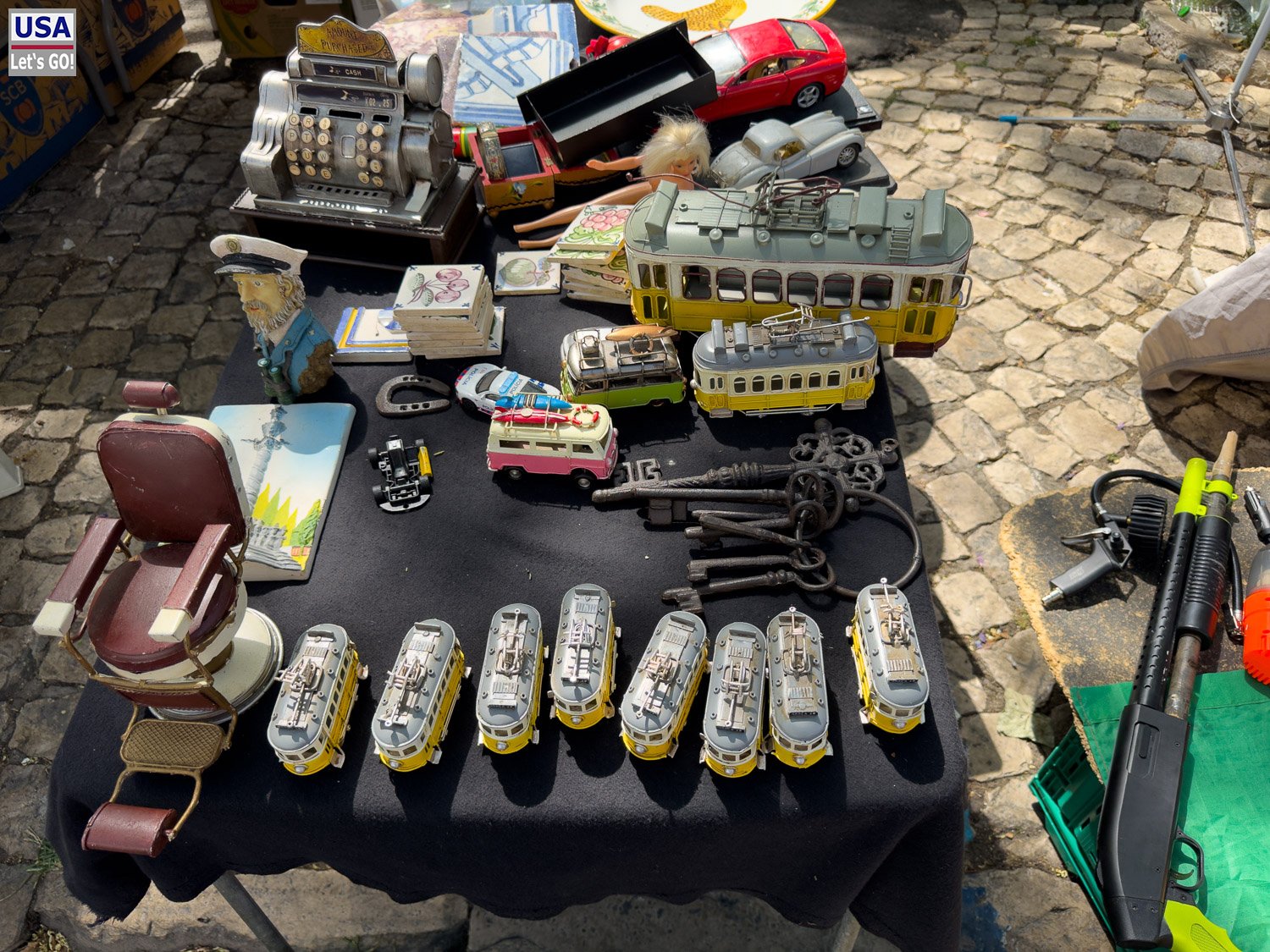 Modellstraßenbahnen und Krimskrams auf dem Flohmarkt
