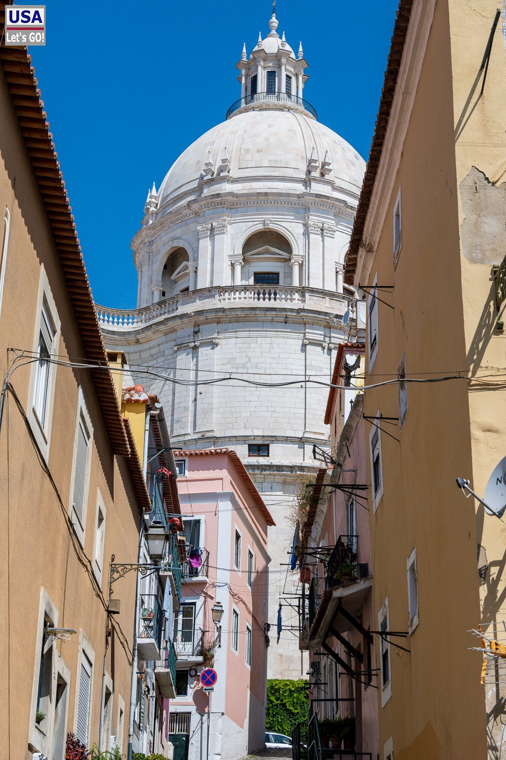 Kuppel des Panteão Nacional am Ende einer Gasse
