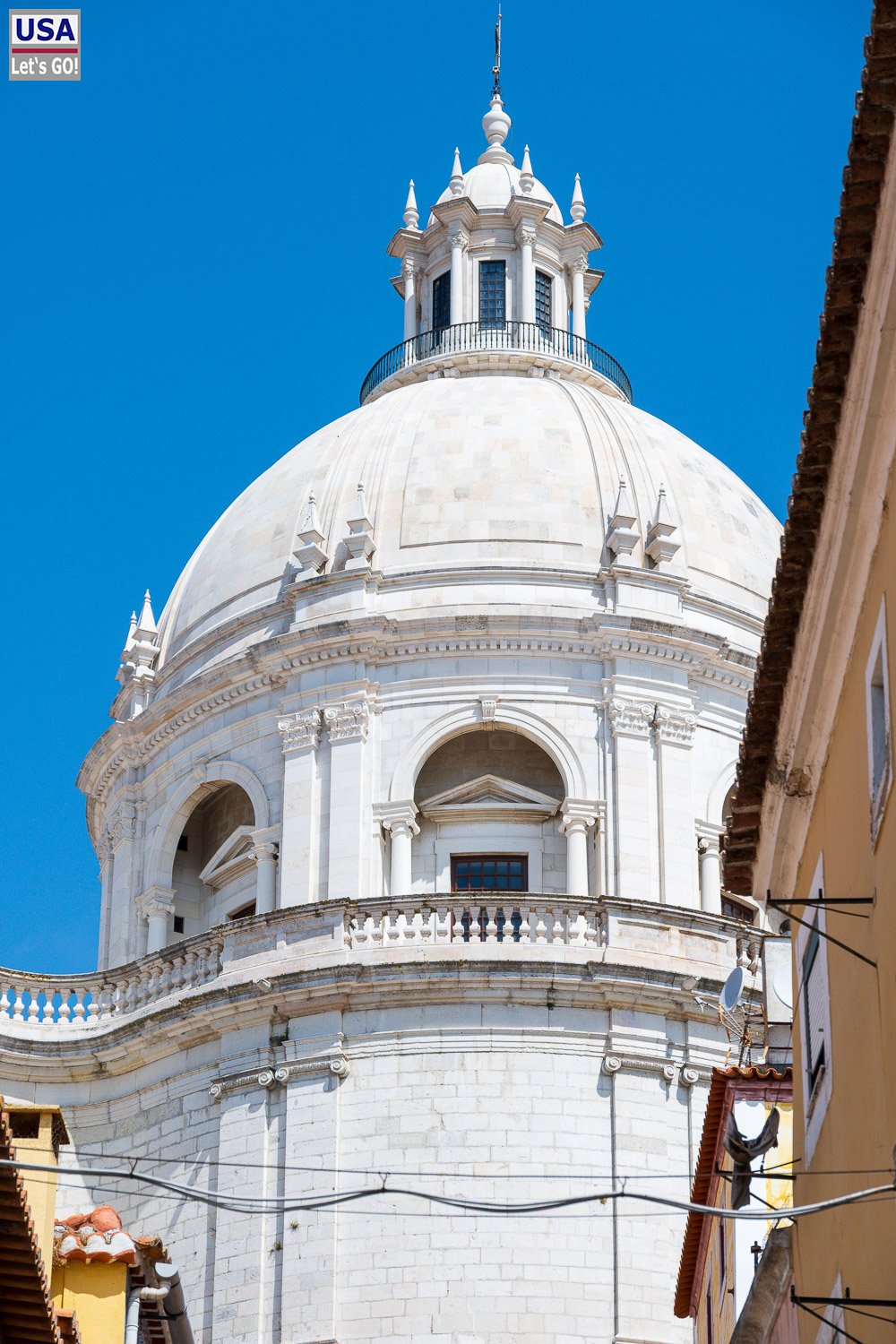 Weiße Kuppel des Panteão Nacional vor blauem Himmel