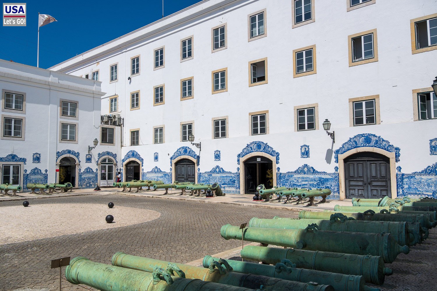 Innenhof des Militärmuseums mit alten Kanonen
