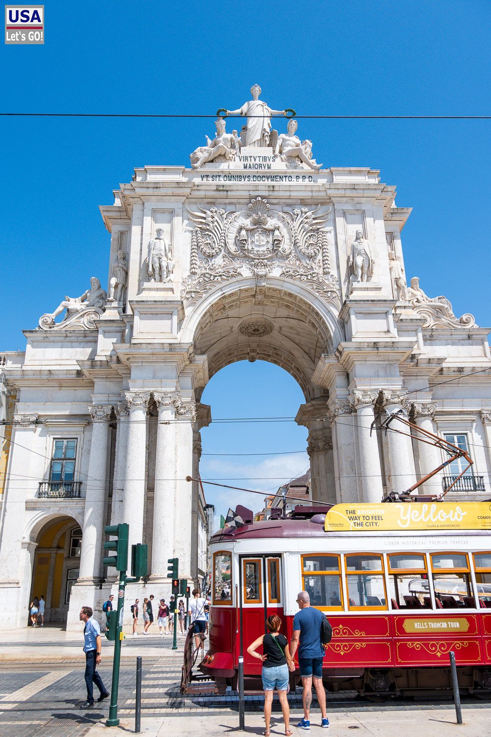 Arco da Rua Augusta mit roter Straßenbahn