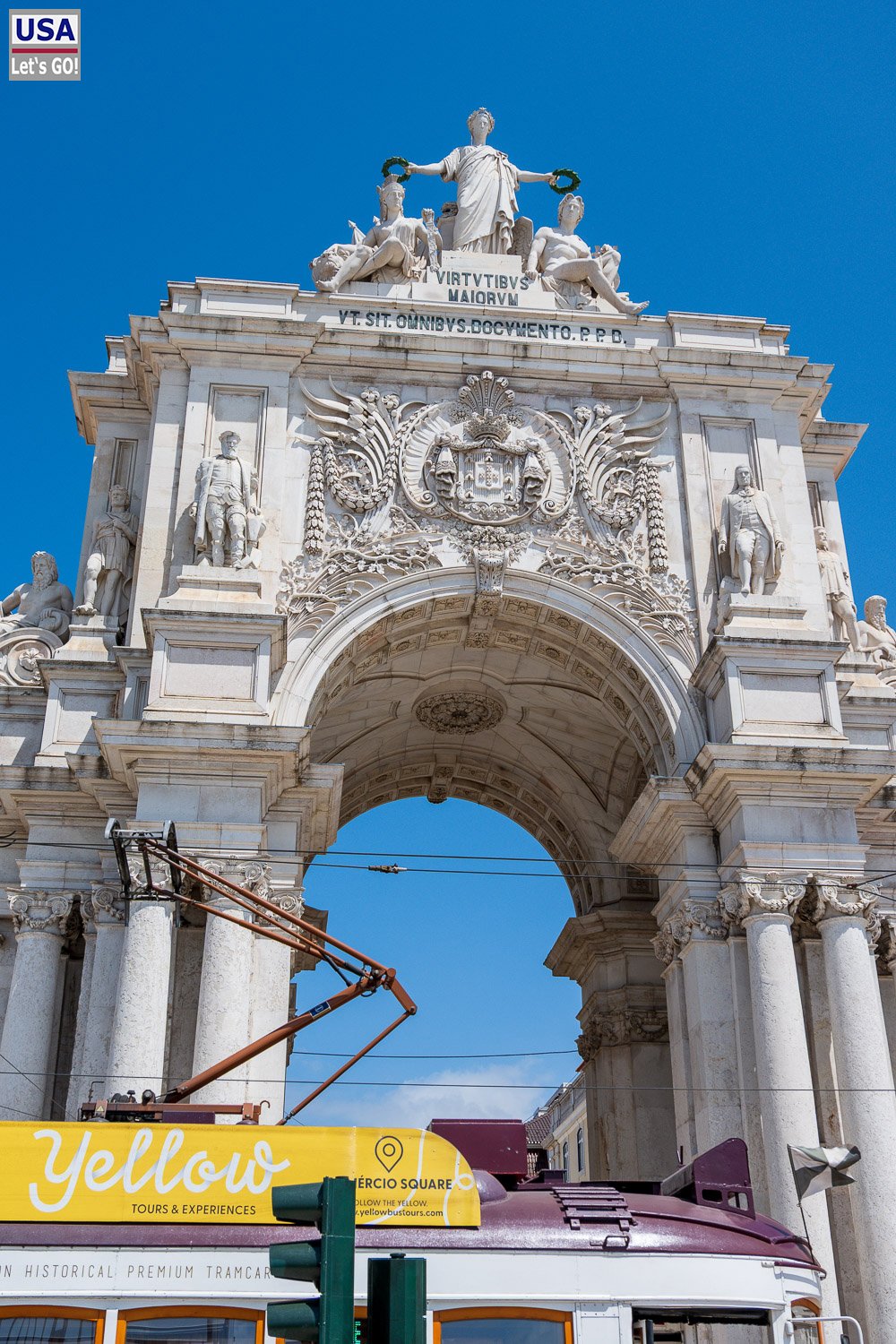 Arco da Rua Augusta von der Praça do Comércio aus