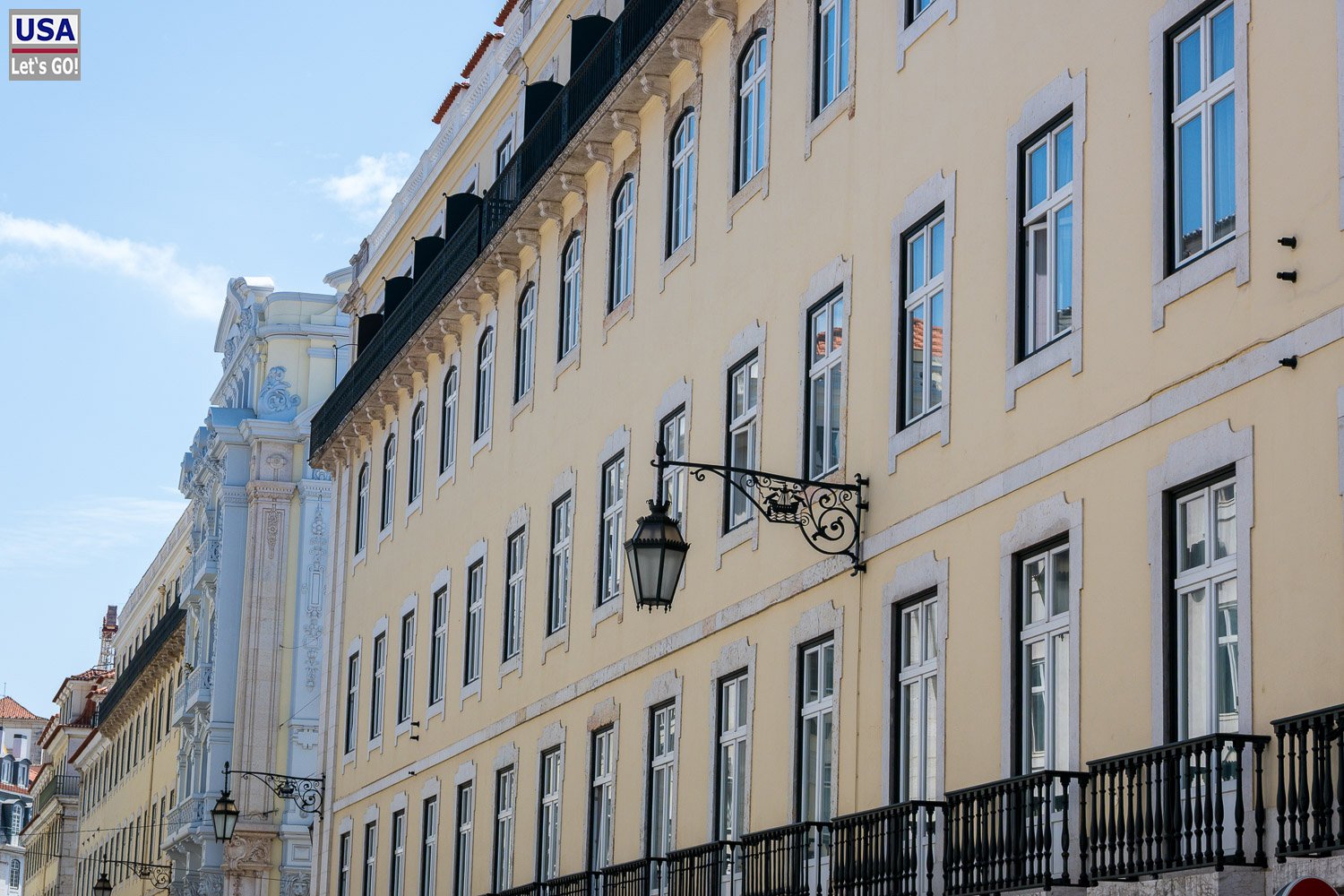 Gelbe Arkadengebäude an der Praça do Comércio
