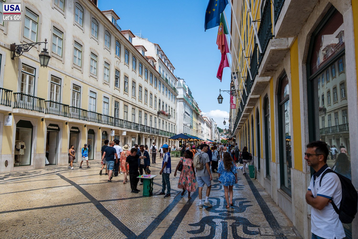 Fußgänger auf der gepflasterten Rua Augusta