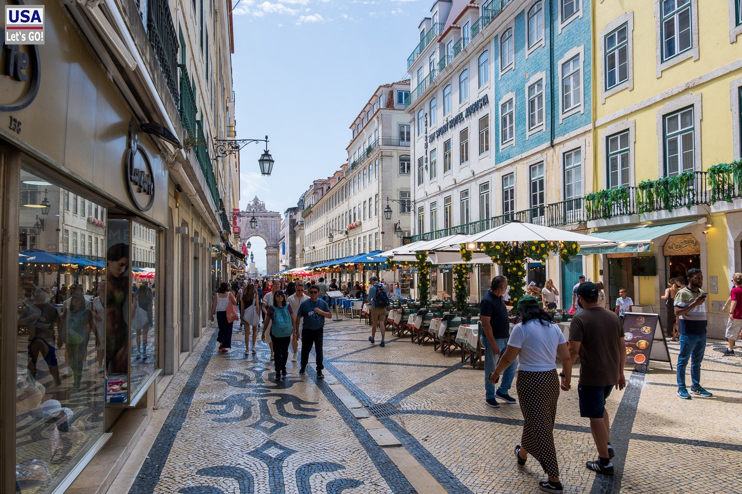 Geschäfte und Straßencafés an der Rua Augusta