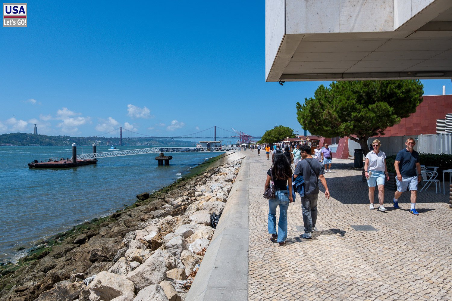 Uferpromenade am Tejo mit der Brücke des 25. April im Hintergrund