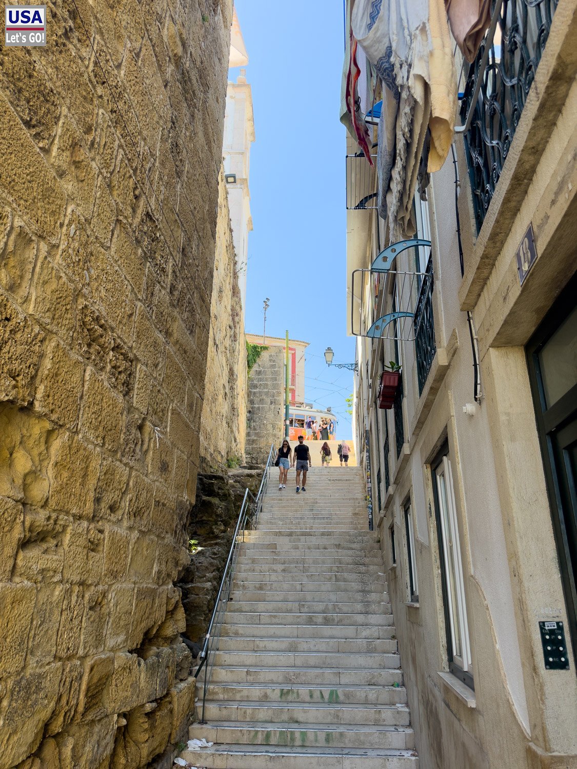 Steile Treppengasse an einer alten Mauer in der Alfama