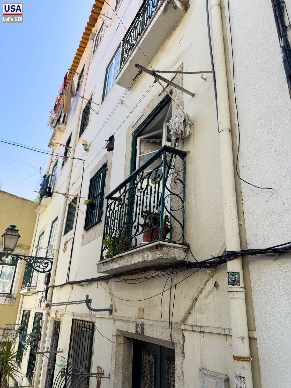 Weißes Haus mit kleinem Balkon in der Alfama