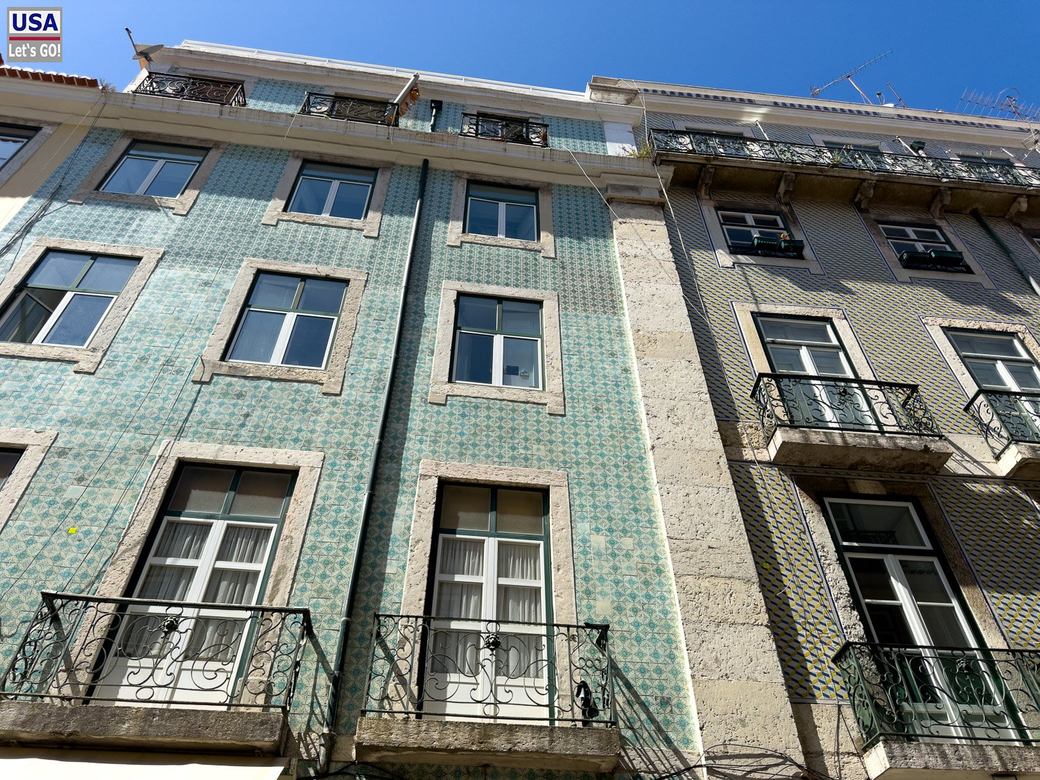 Mit grünen Azulejos gekachelte Hausfassade