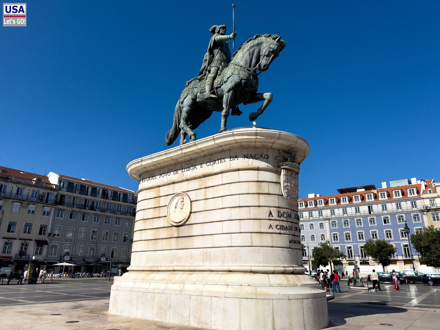 Reiterstandbild auf der Praça da Figueira
