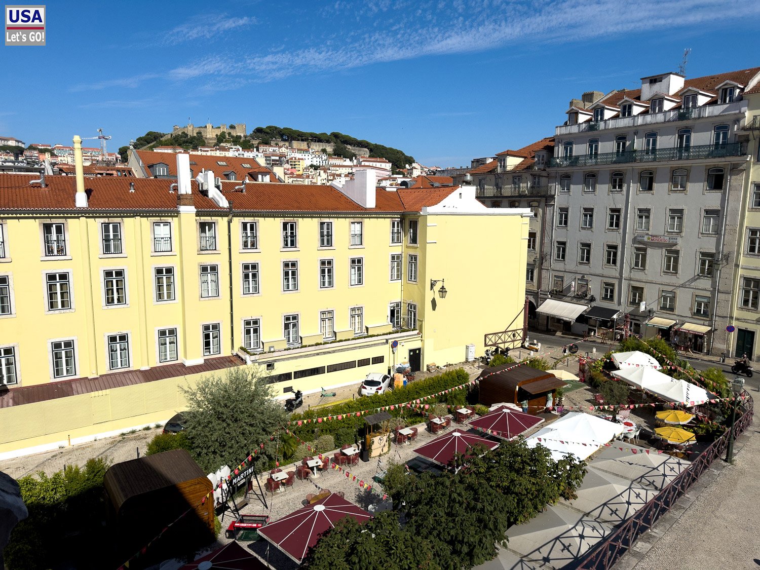 Castelo de São Jorge über den Dächern, gesehen vom Bahnhof Rossio