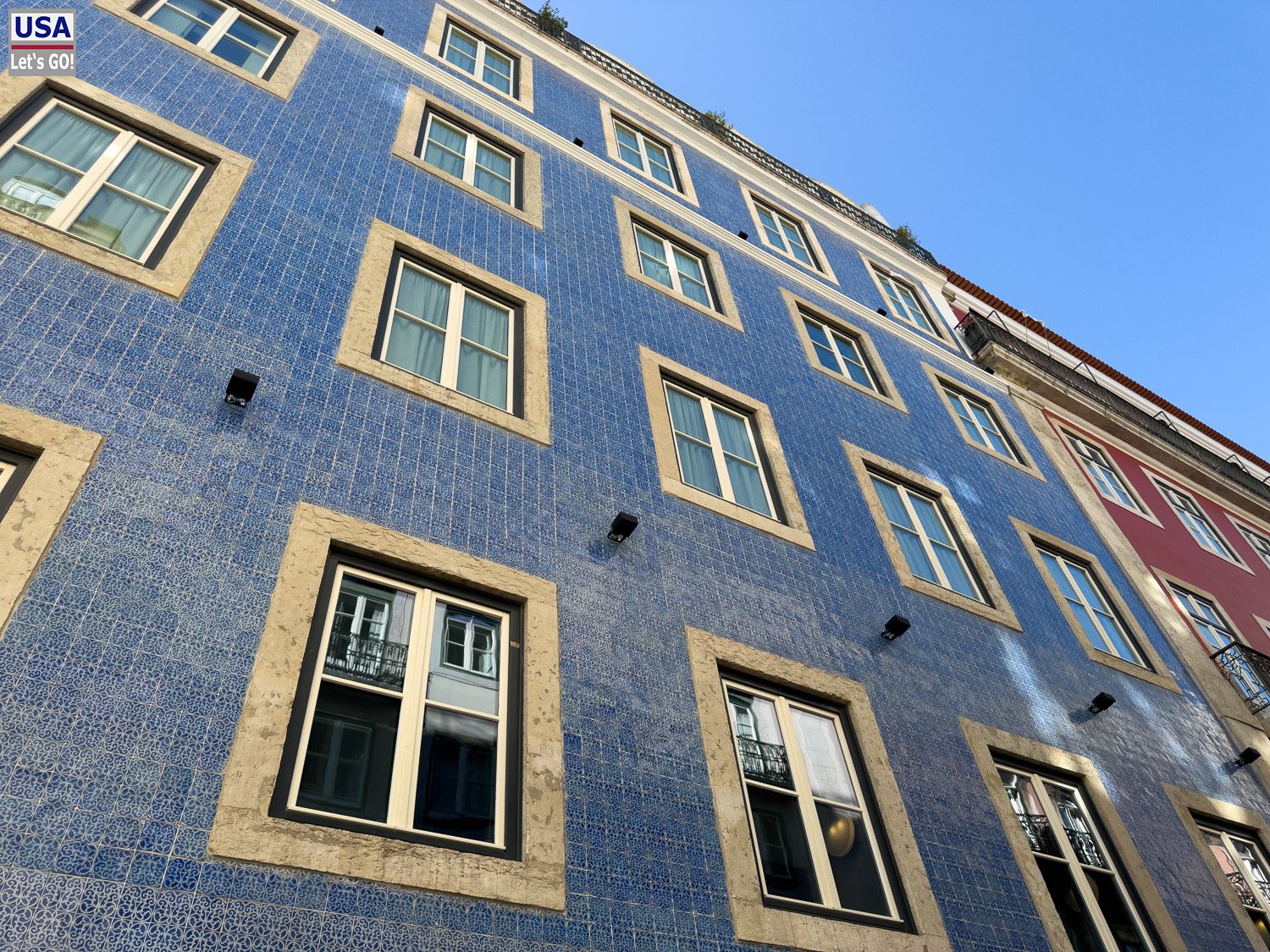 Blau gekachelte Hausfassade in der Baixa