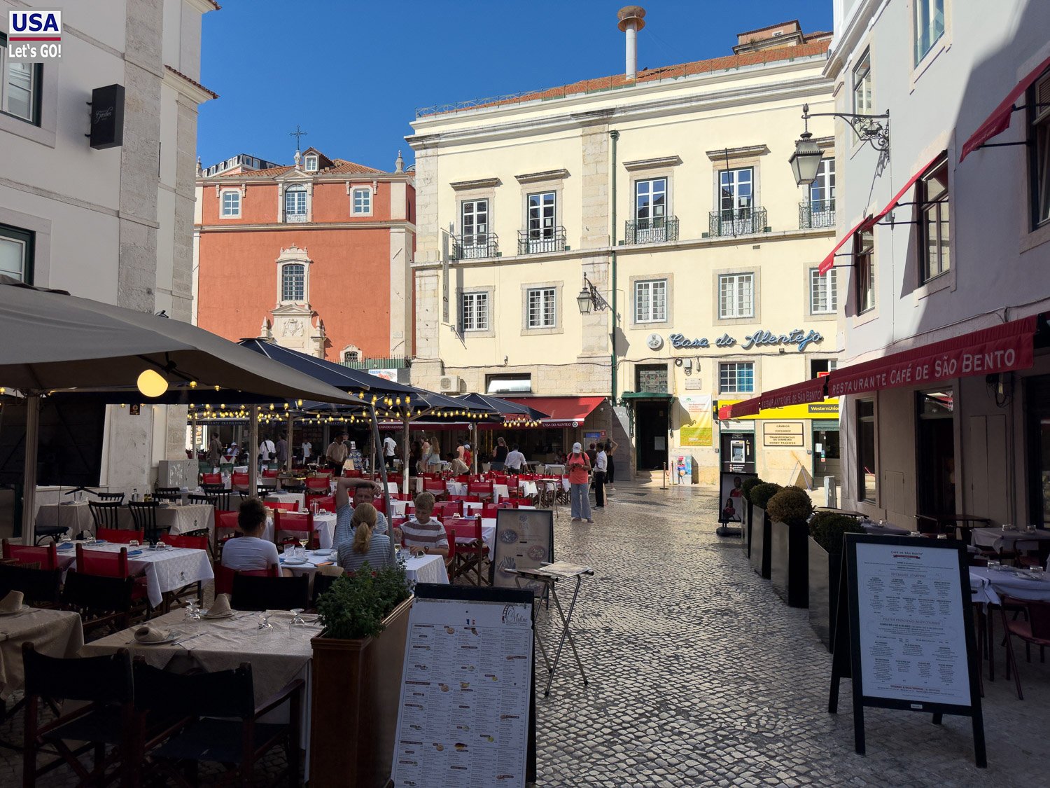 Restaurantterrassen in einer Gasse nahe dem Rossio