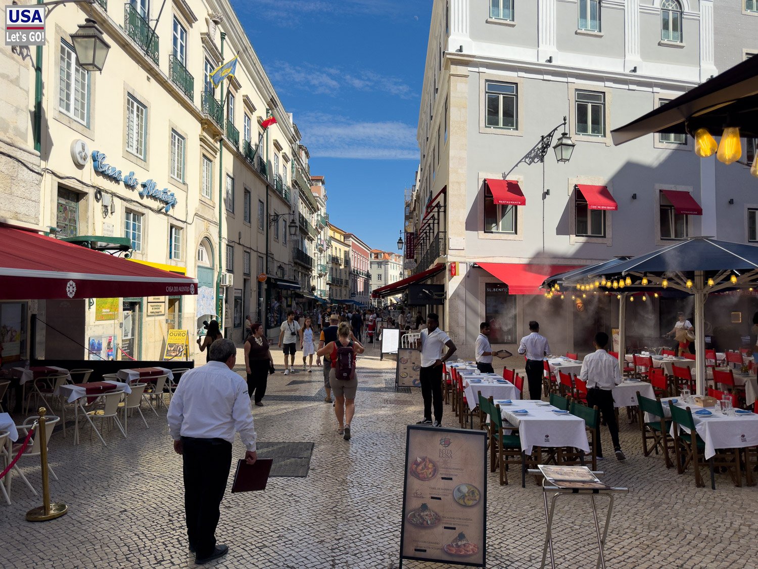 Straße mit Restaurants und Markisen nahe dem Rossio