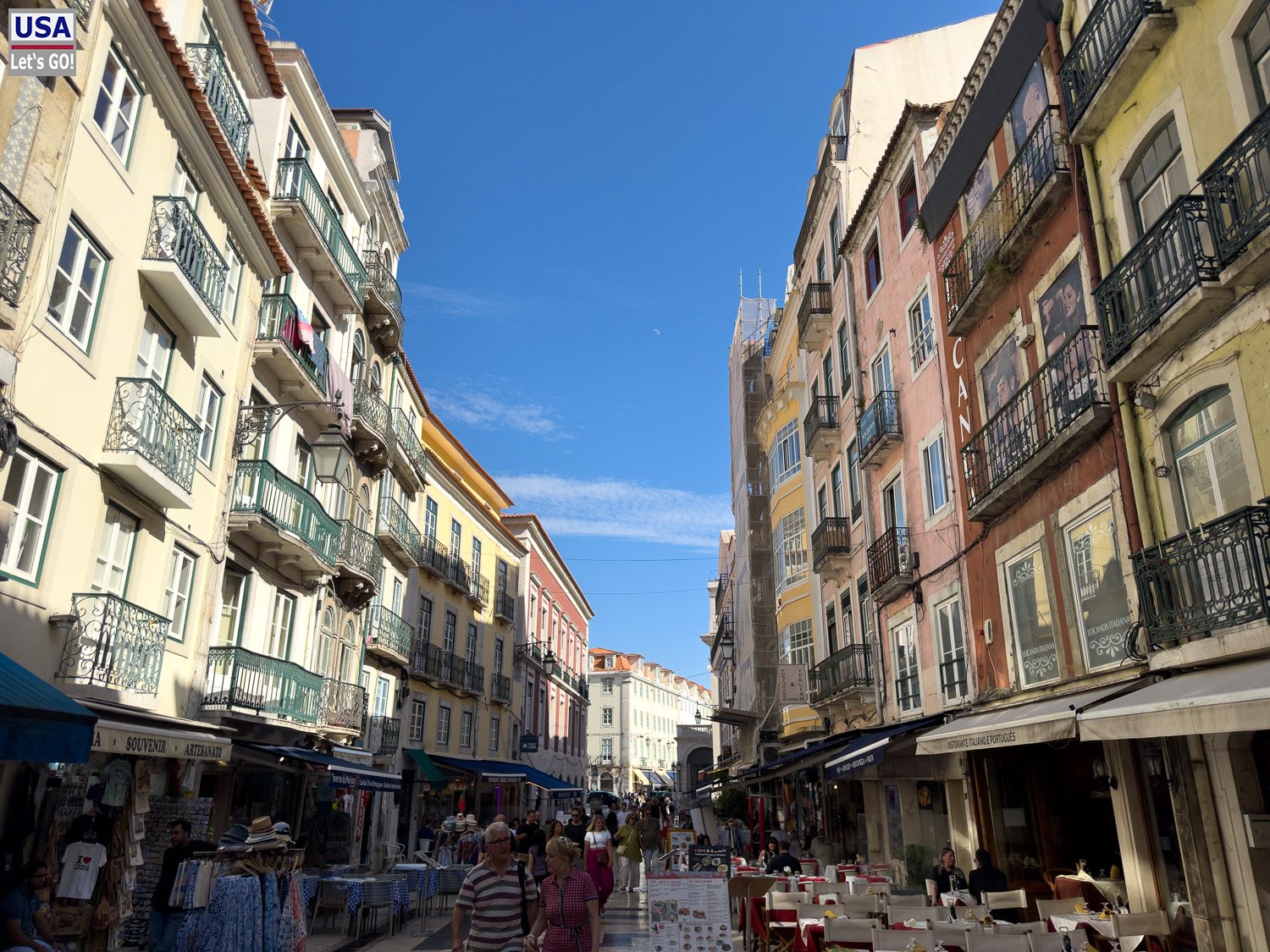 Altstadtstraße mit Balkonen und Restaurants
