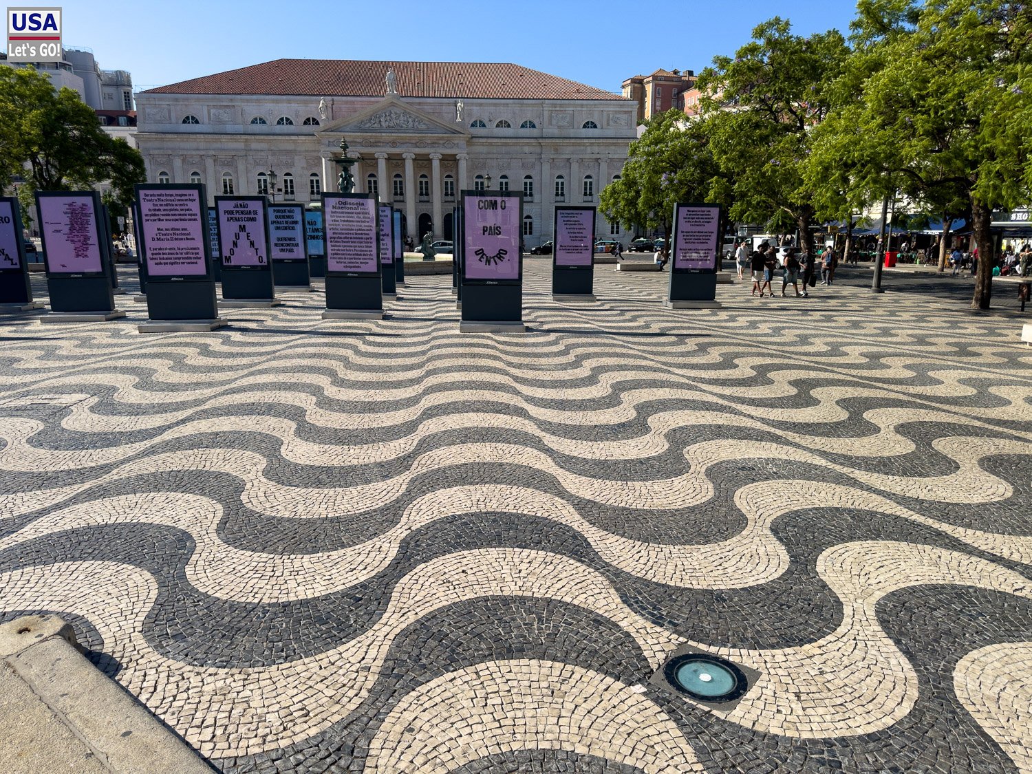 Wellenförmiges Pflastermosaik auf dem Rossio vor dem Nationaltheater