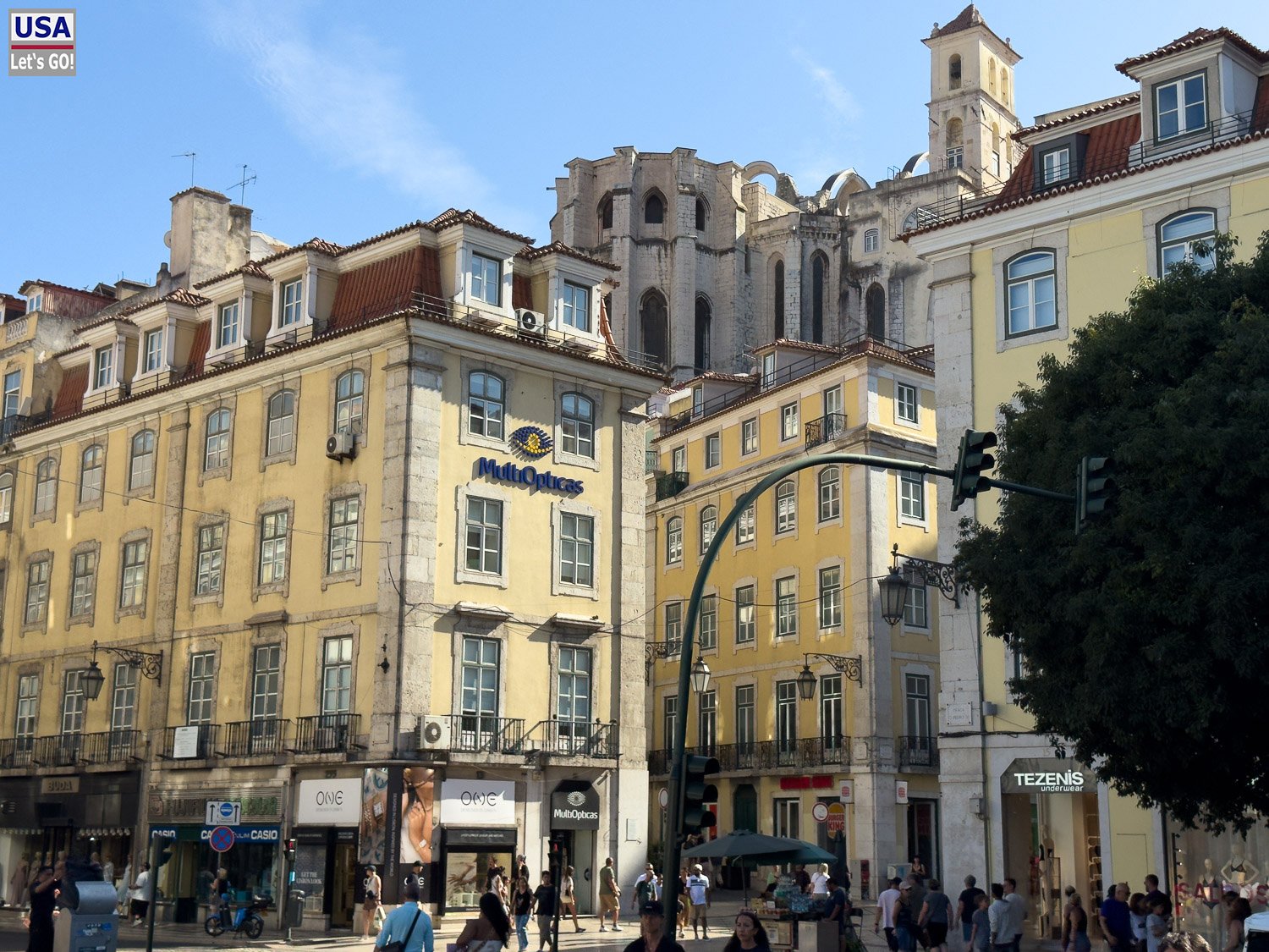 Gelbe Altbauten an der Südseite des Rossio