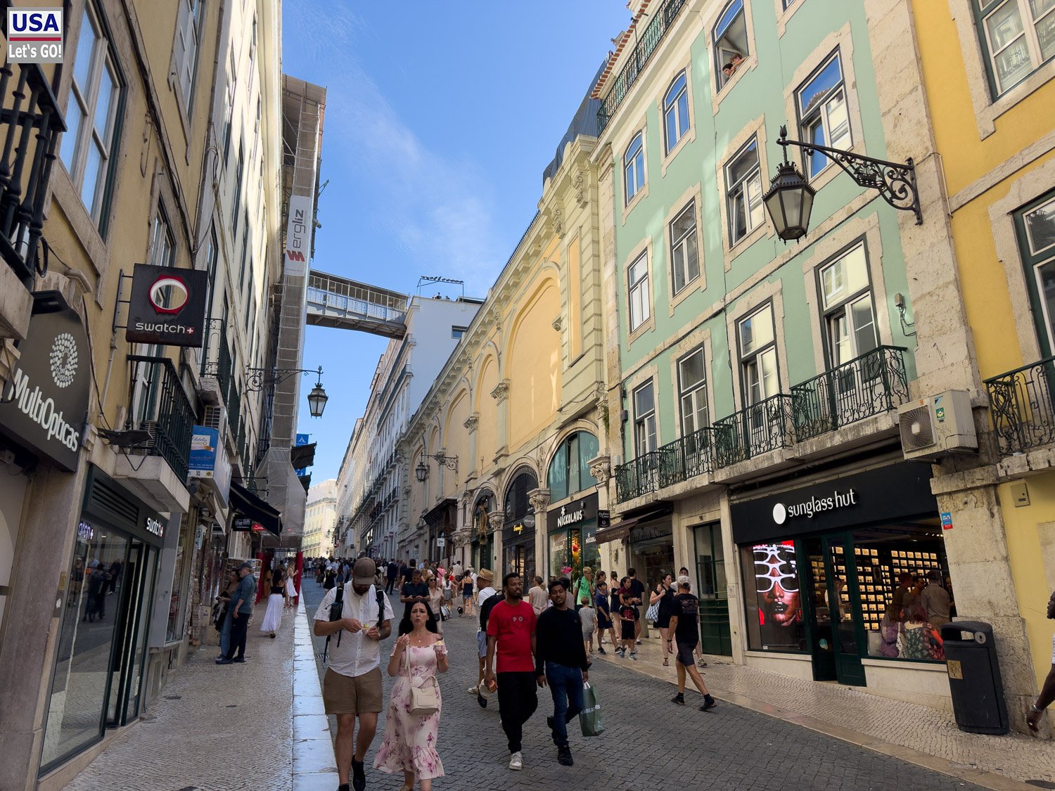 Rua do Carmo, die vom Rossio steil bergauf führt